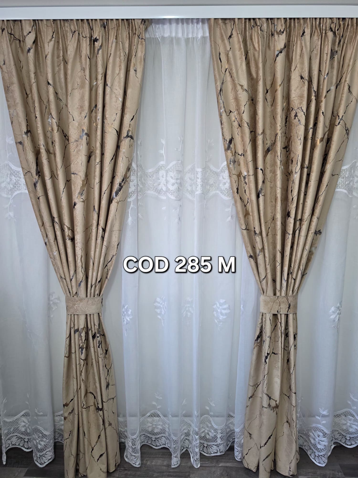 Set perdea in flori alb si draperie catifea cu model maro 285M