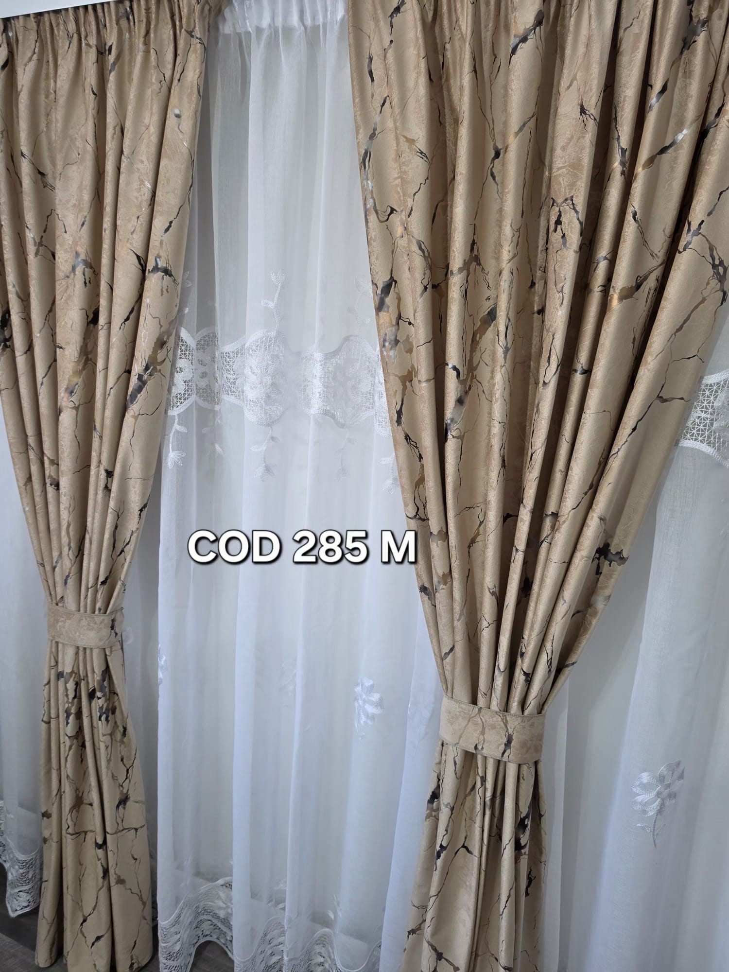 Set perdea in flori alb si draperie catifea cu model maro 285M - imagine 2