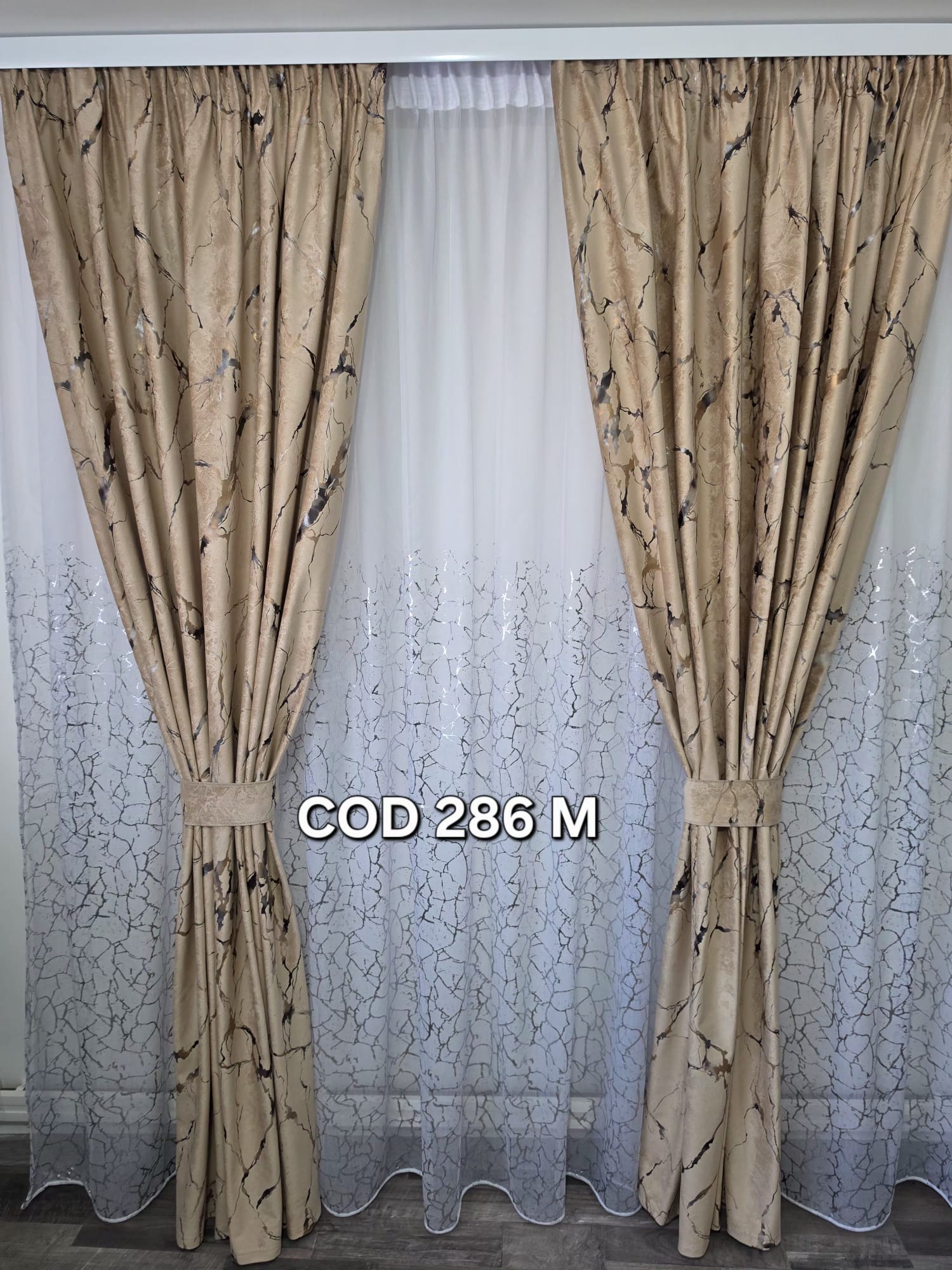Set perdea insertii gri si draperie catifea cu model maro 286 M