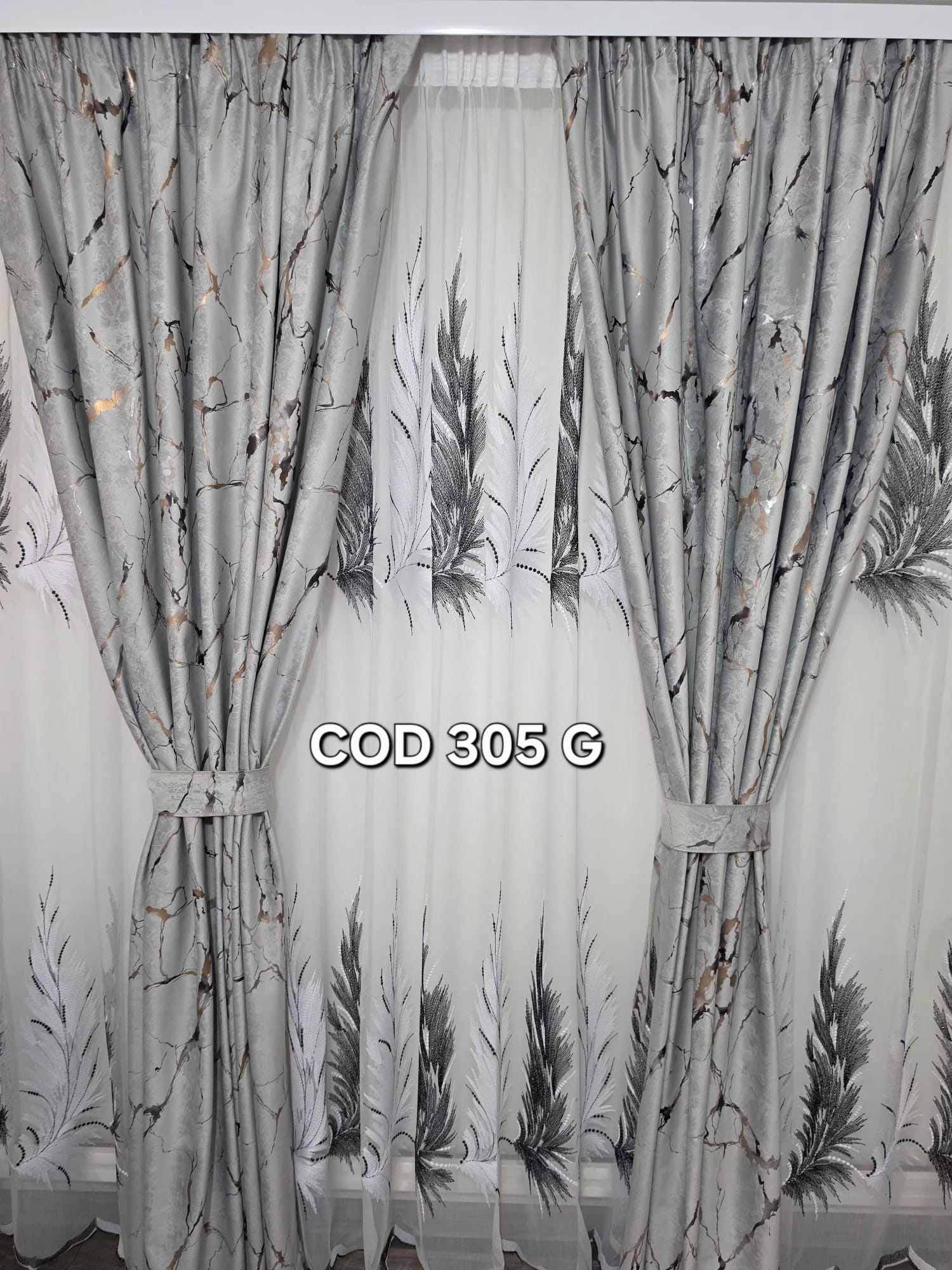 Set perdea pana negru si draperie catifea cu model gri 305 g