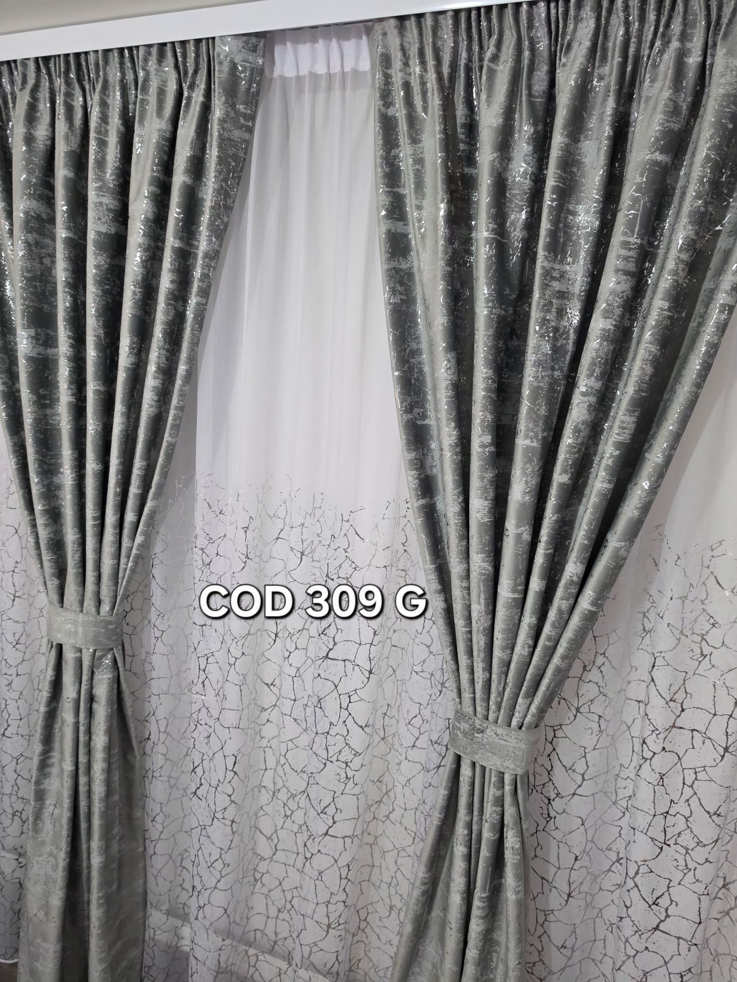 Set perdea insertii gri si draperie catifea cu model gri sclipici 309 g - imagine 2
