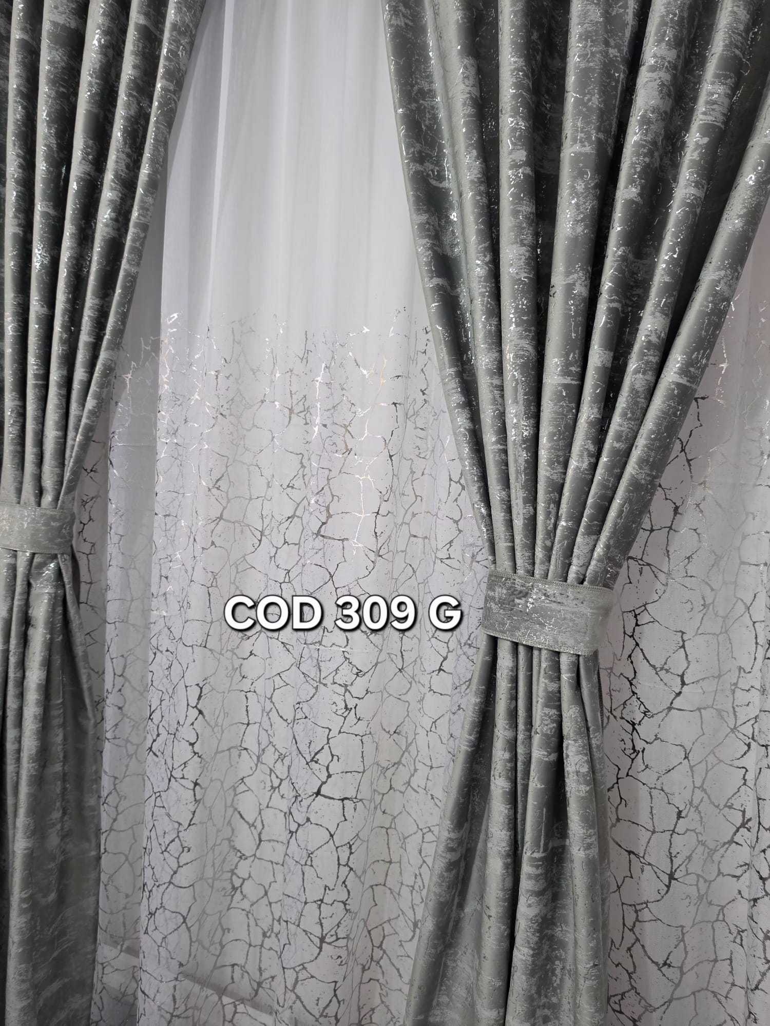 Set perdea insertii gri si draperie catifea cu model gri sclipici 309 g - imagine 3
