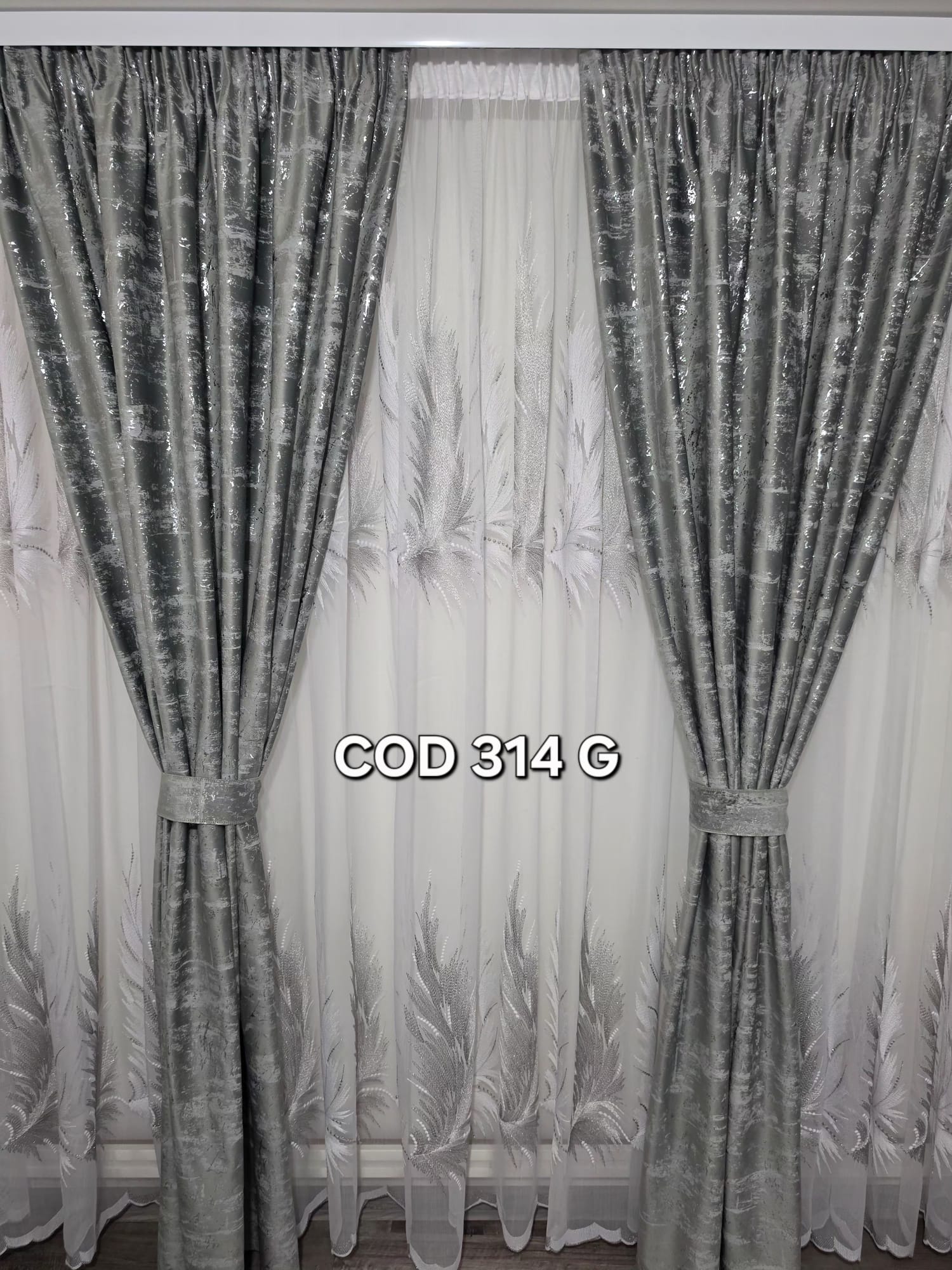 Set perdea pana gri si draperie catifea cu model gri sclipici 314 G