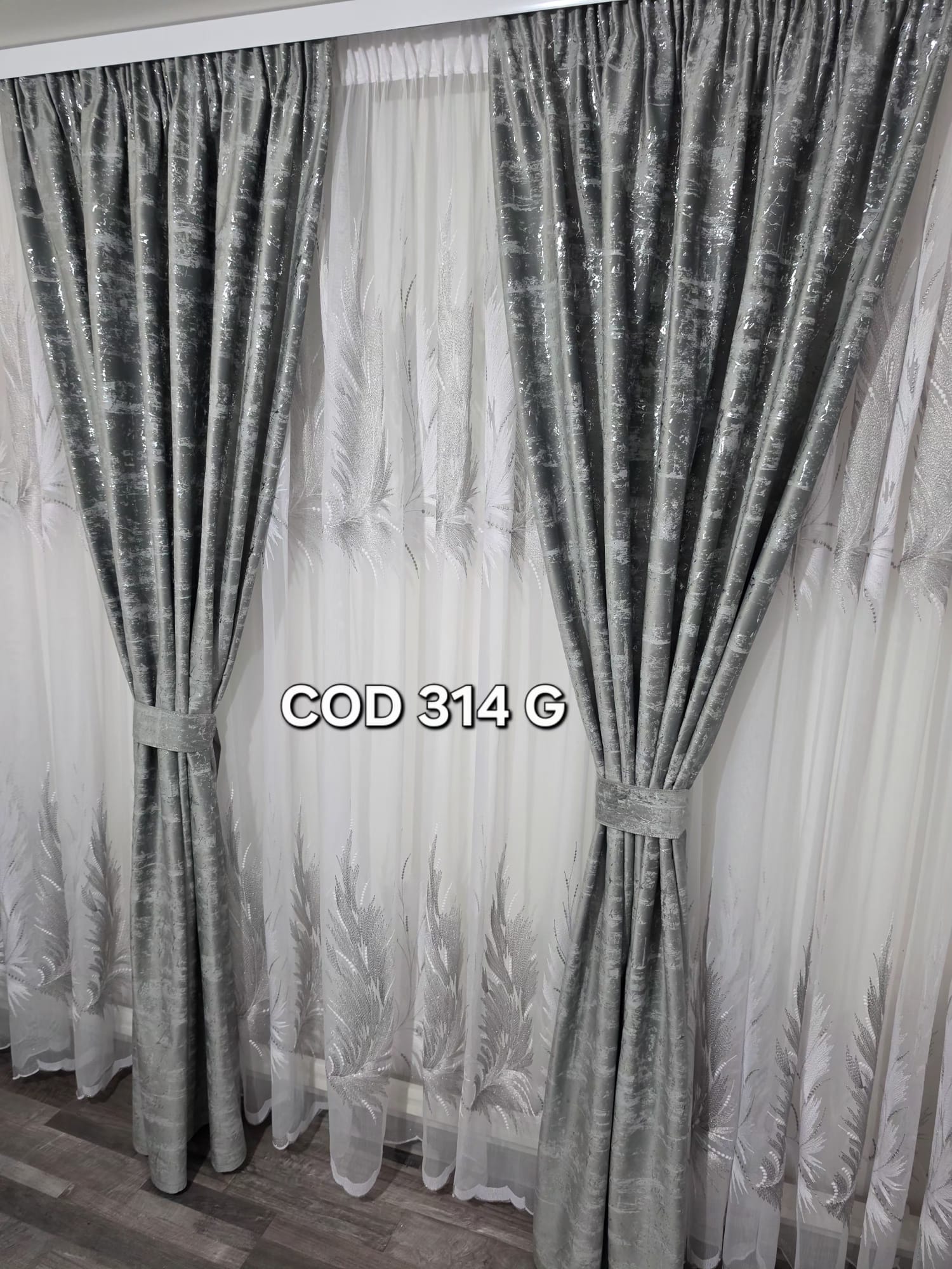Set perdea pana gri si draperie catifea cu model gri sclipici 314 G - imagine 2
