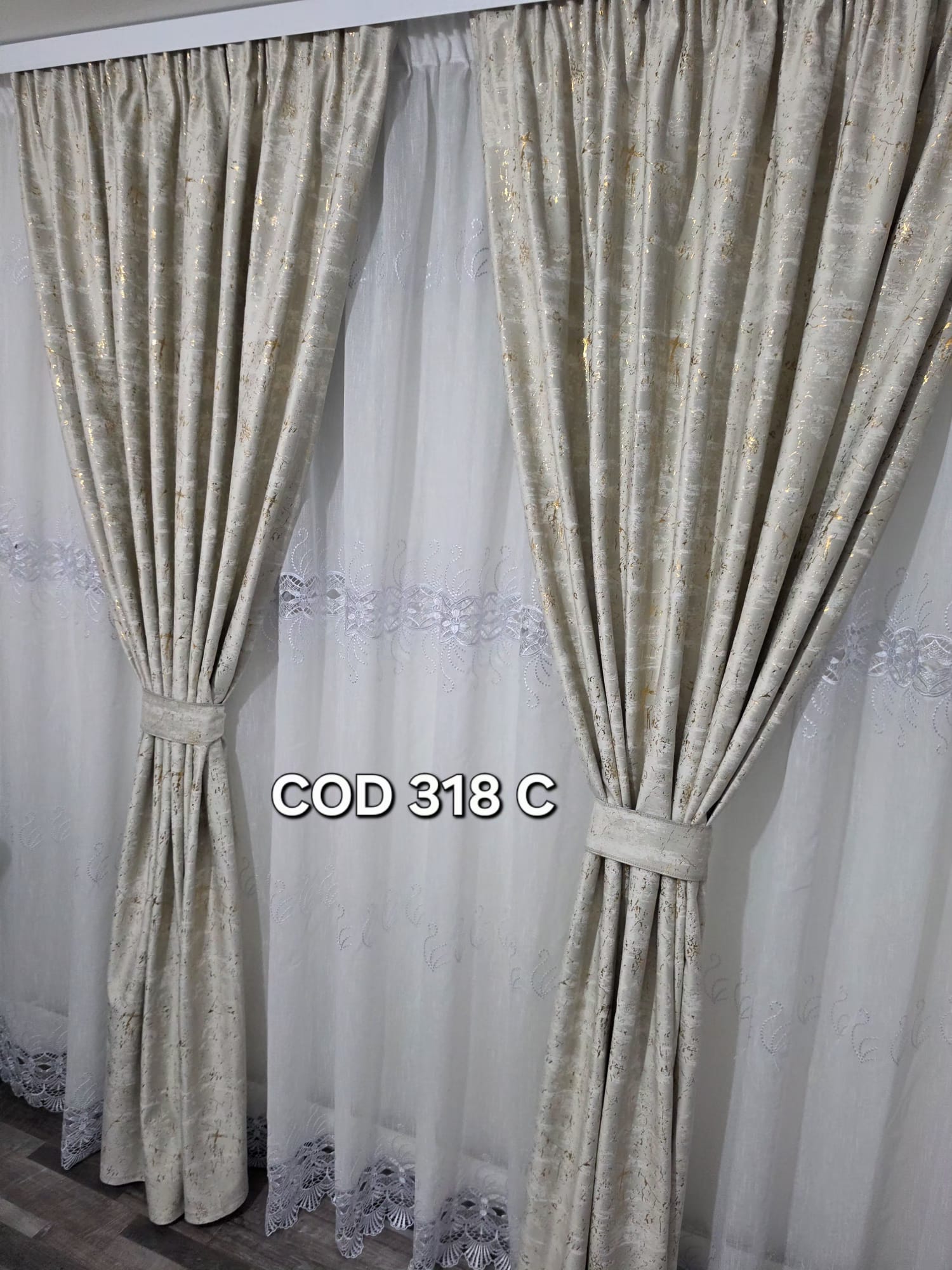 Set perdea flori cu broderie si draperie catifea cu model crem sclipici 318 C - imagine 2