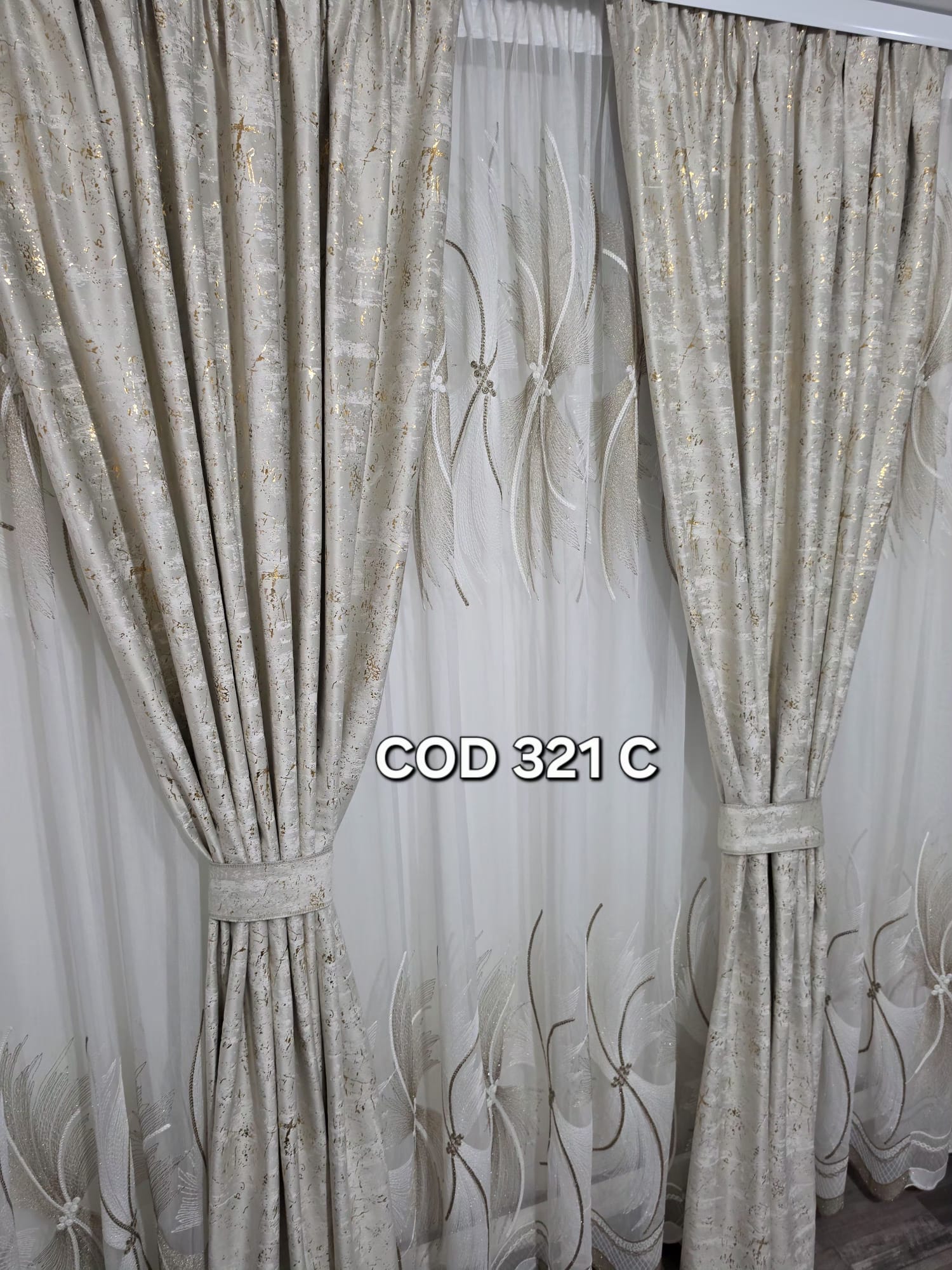 Set perdea spiral crem cu draperie catifea cu model crem sclipici 321C - imagine 2