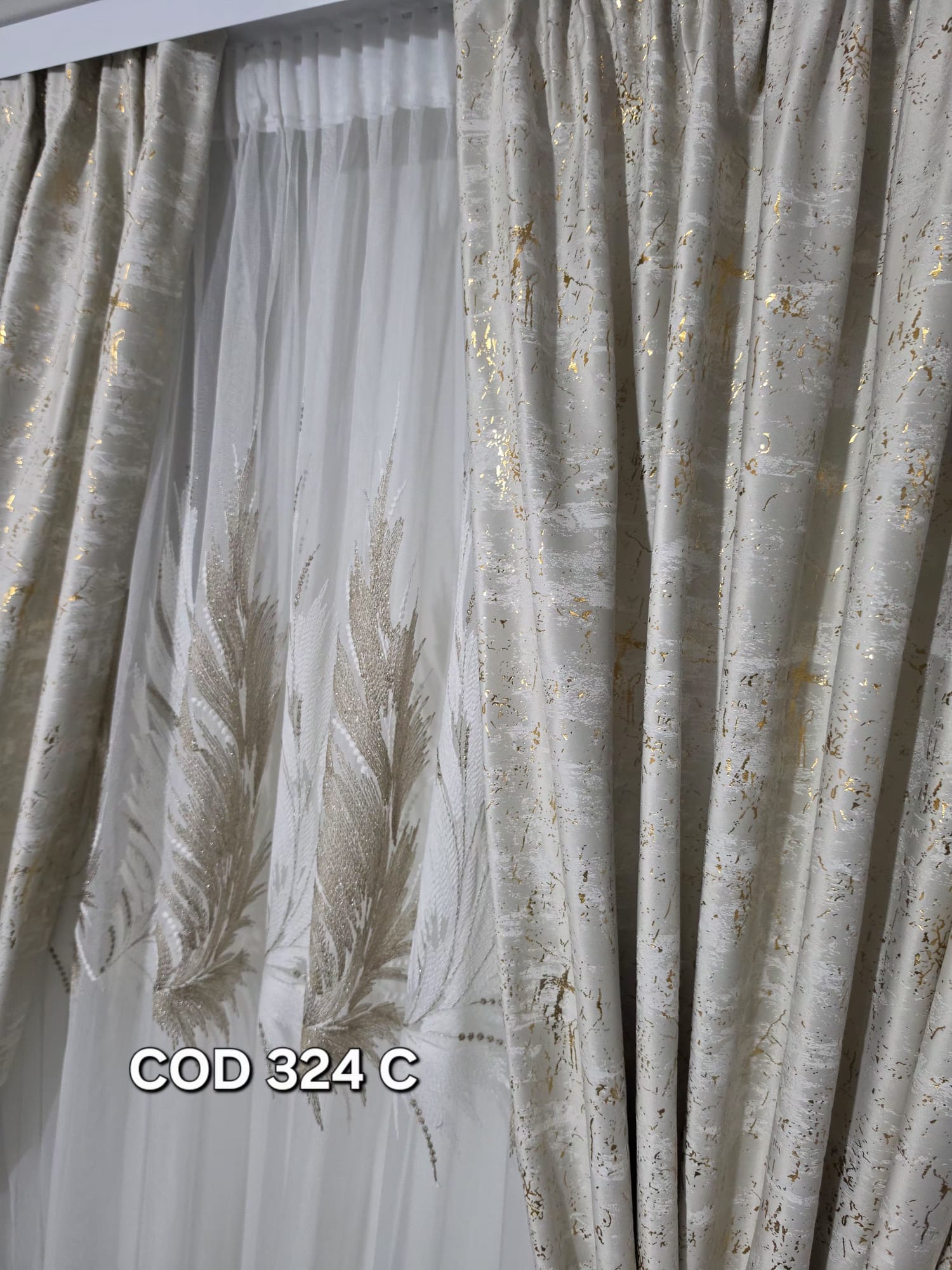 Set perdea pana crem cu draperie catifea cu model crem sclipici 324C - imagine 3
